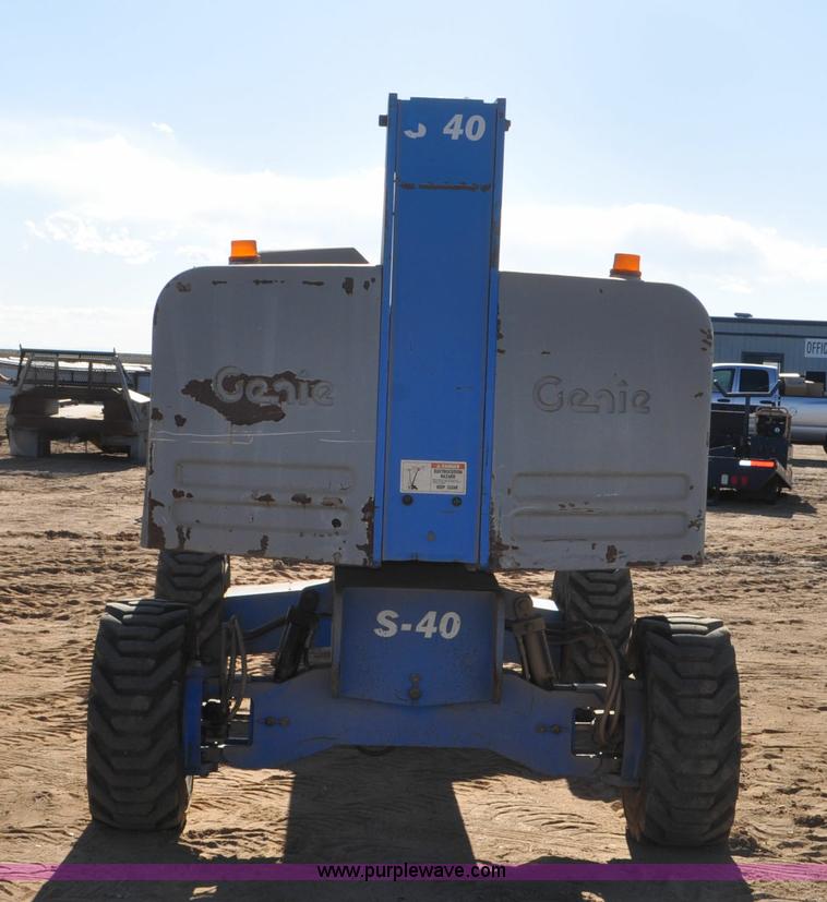 image for item F2371 2001 Genie S-40 boom lift