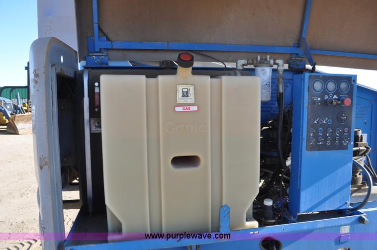 image for item F2371 2001 Genie S-40 boom lift