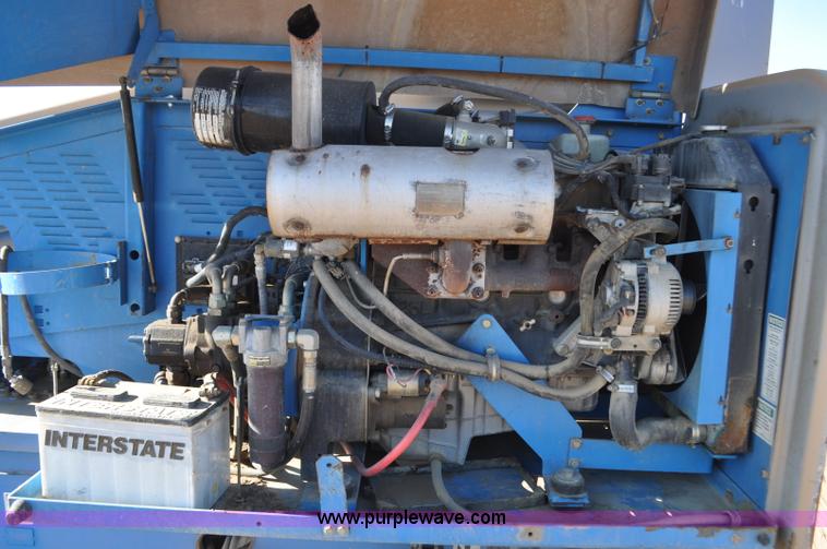 image for item F2371 2001 Genie S-40 boom lift