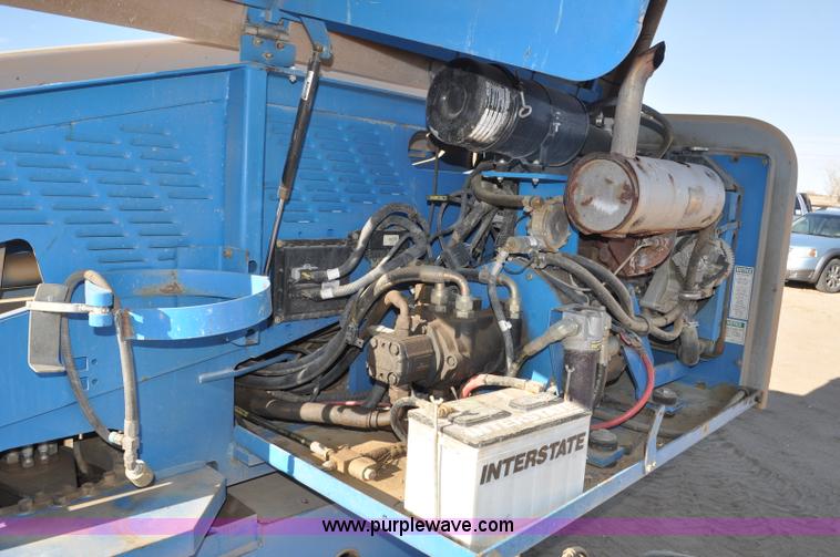 image for item F2371 2001 Genie S-40 boom lift