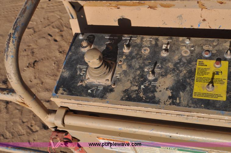 image for item F2371 2001 Genie S-40 boom lift