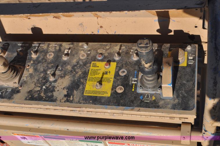 image for item F2371 2001 Genie S-40 boom lift