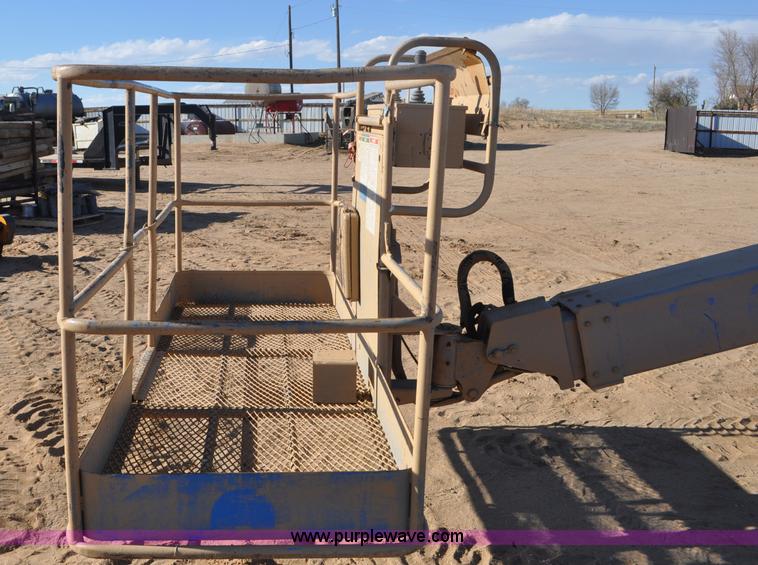 image for item F2371 2001 Genie S-40 boom lift