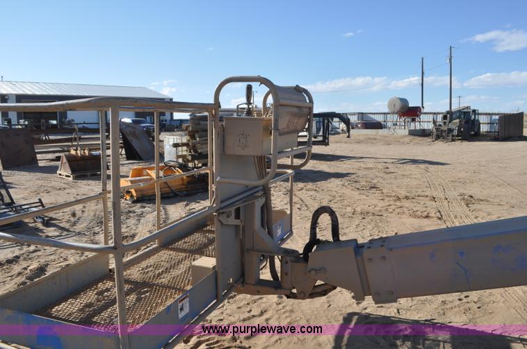 image for item F2371 2001 Genie S-40 boom lift