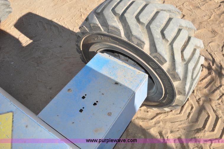 image for item F2371 2001 Genie S-40 boom lift