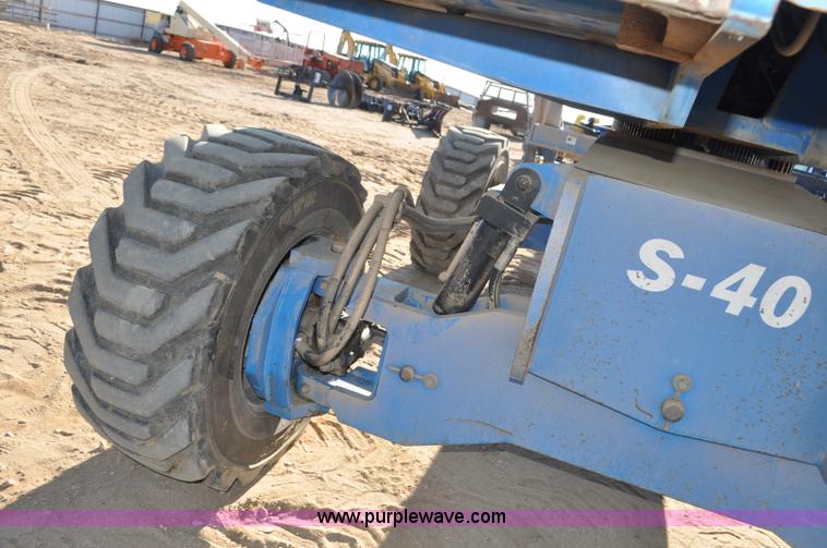 image for item F2371 2001 Genie S-40 boom lift