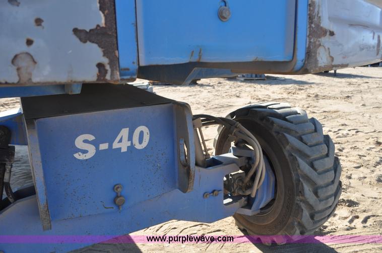 image for item F2371 2001 Genie S-40 boom lift