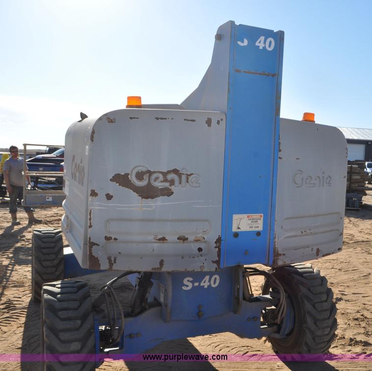 image for item F2371 2001 Genie S-40 boom lift