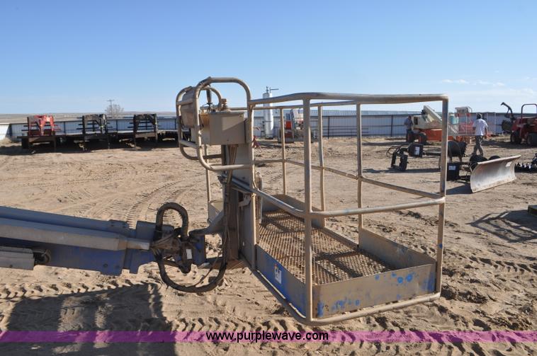 image for item F2371 2001 Genie S-40 boom lift