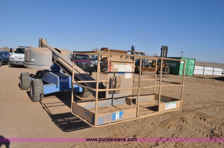 image for item F2371 2001 Genie S-40 boom lift