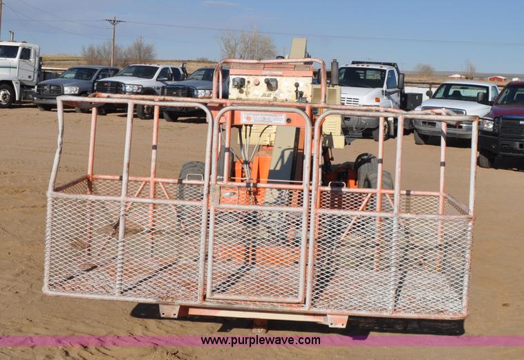 image for item F2372 1999 JLG 40H boom lift