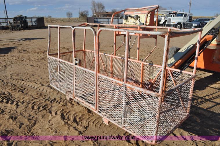 image for item F2372 1999 JLG 40H boom lift