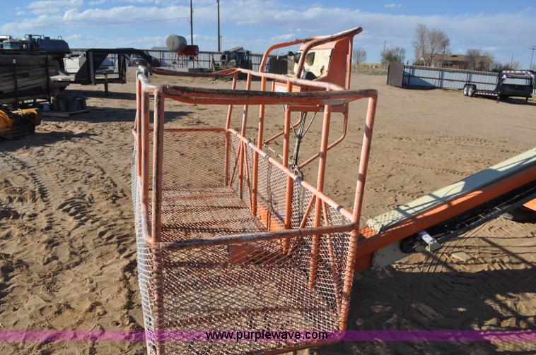 image for item F2372 1999 JLG 40H boom lift