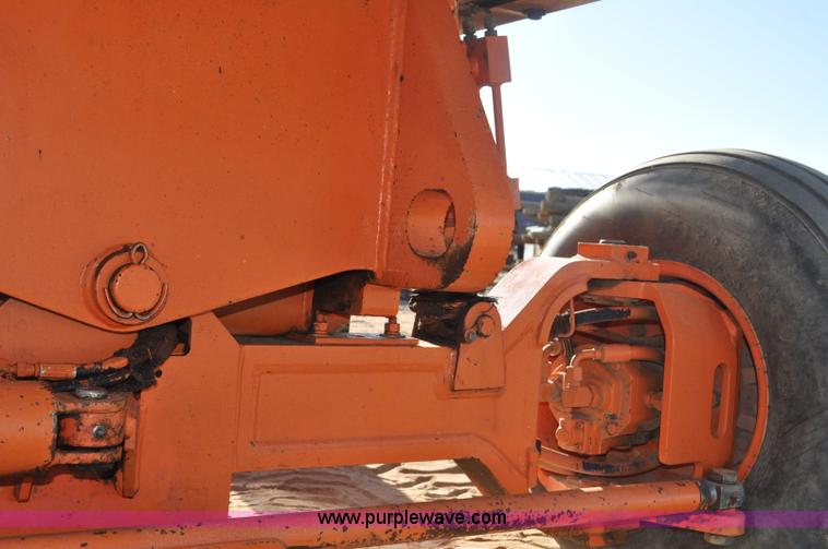 image for item F2372 1999 JLG 40H boom lift