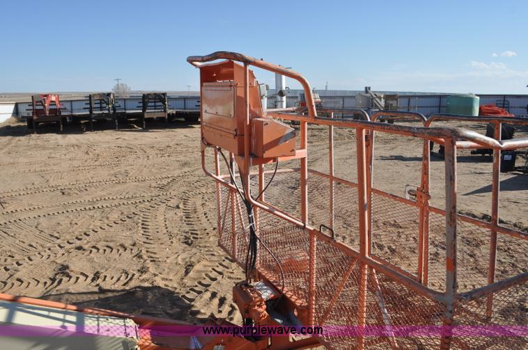 image for item F2372 1999 JLG 40H boom lift