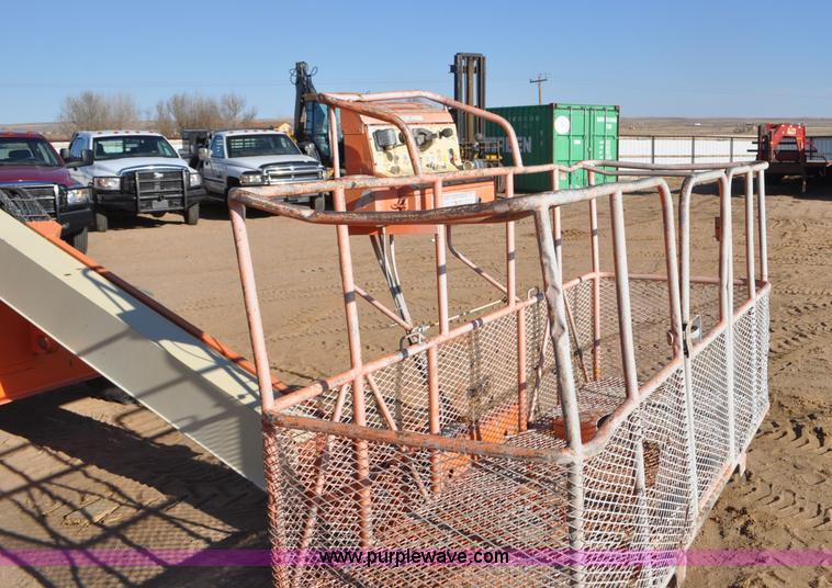 image for item F2372 1999 JLG 40H boom lift