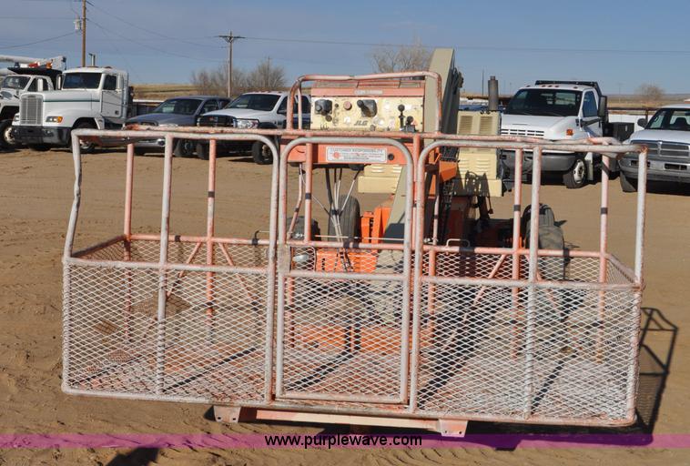 image for item F2372 1999 JLG 40H boom lift