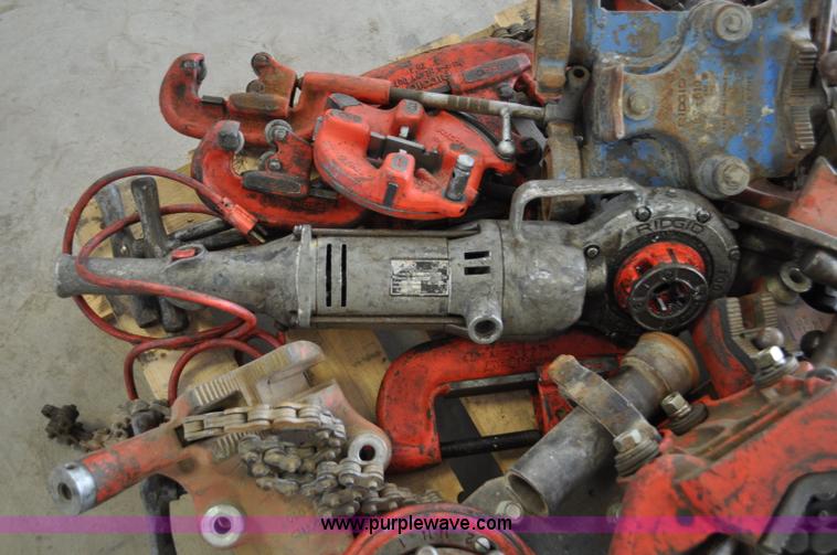 image for item F2440 Pipe threading equipment