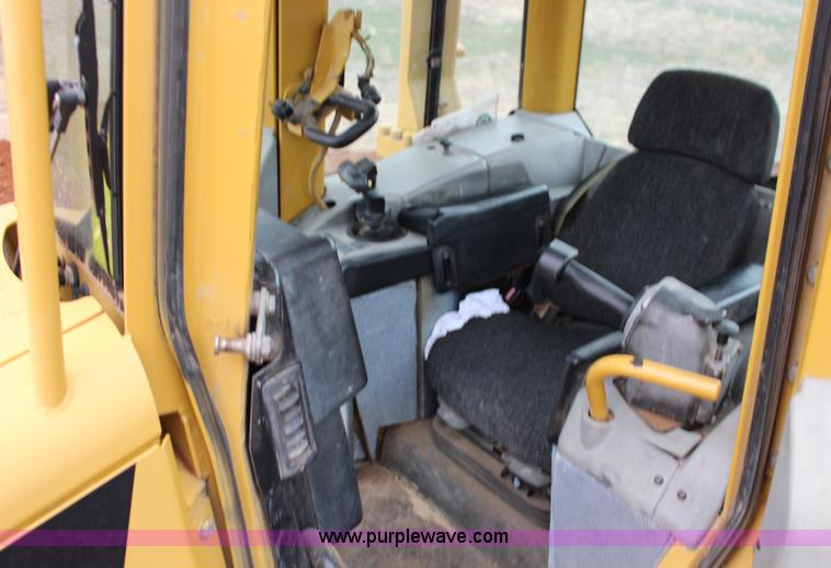 image for item F7563 2005 Caterpillar D6N LGP dozer