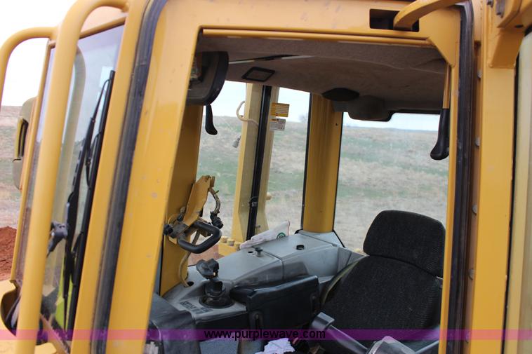 image for item F7563 2005 Caterpillar D6N LGP dozer