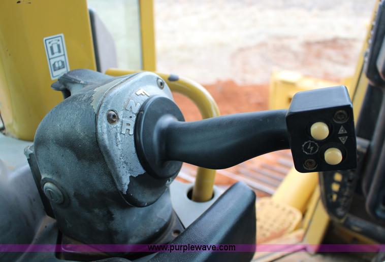 image for item F7563 2005 Caterpillar D6N LGP dozer