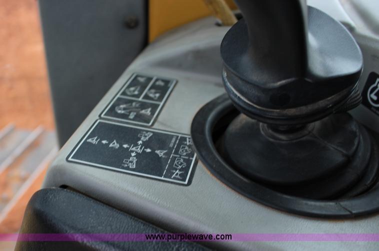 image for item F7563 2005 Caterpillar D6N LGP dozer