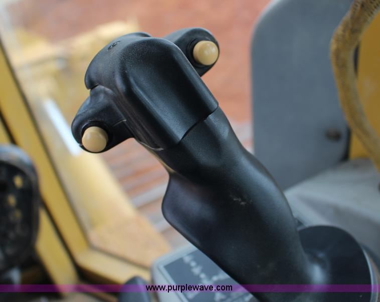 image for item F7563 2005 Caterpillar D6N LGP dozer