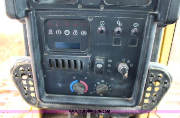 image for item F7563 2005 Caterpillar D6N LGP dozer