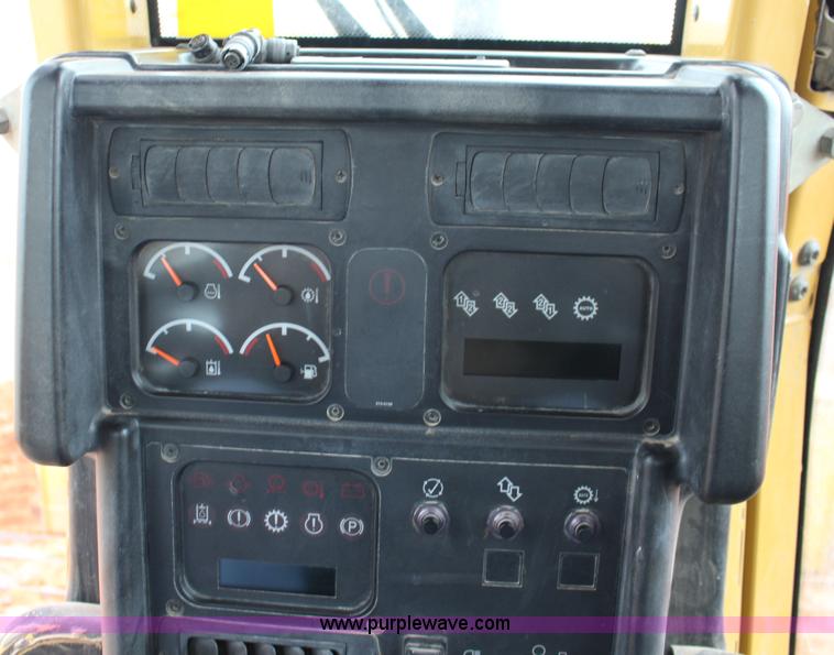 image for item F7563 2005 Caterpillar D6N LGP dozer