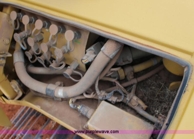 image for item F7563 2005 Caterpillar D6N LGP dozer