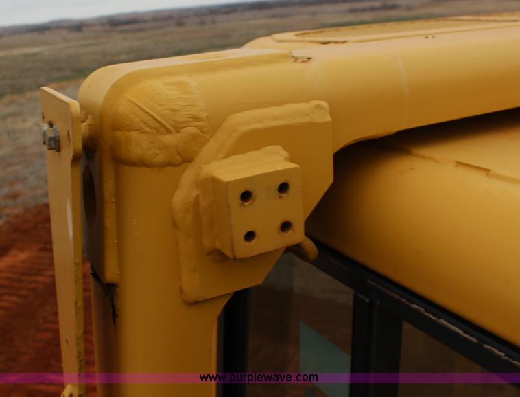 image for item F7563 2005 Caterpillar D6N LGP dozer