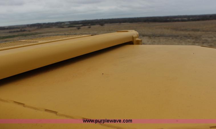 image for item F7563 2005 Caterpillar D6N LGP dozer