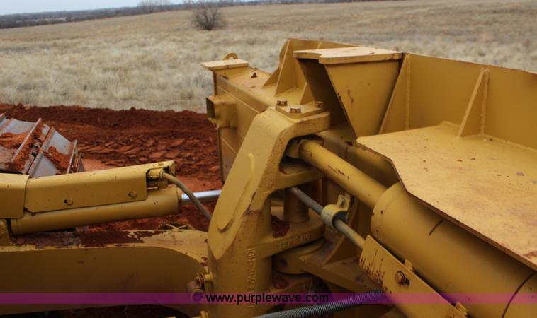 image for item F7563 2005 Caterpillar D6N LGP dozer