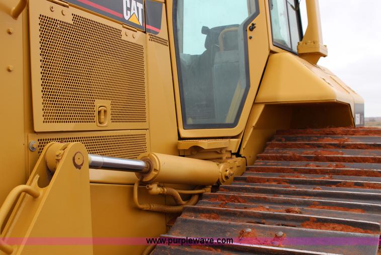 image for item F7563 2005 Caterpillar D6N LGP dozer