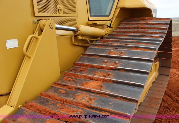 image for item F7563 2005 Caterpillar D6N LGP dozer
