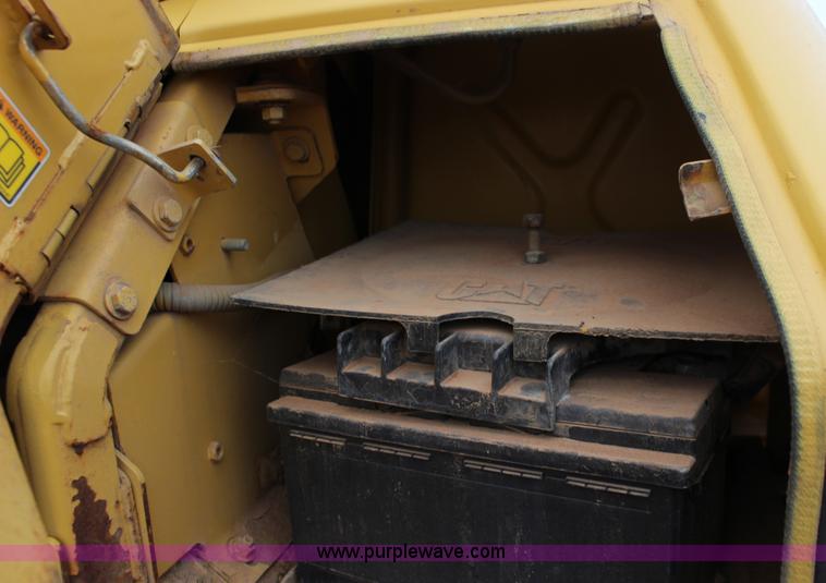 image for item F7563 2005 Caterpillar D6N LGP dozer