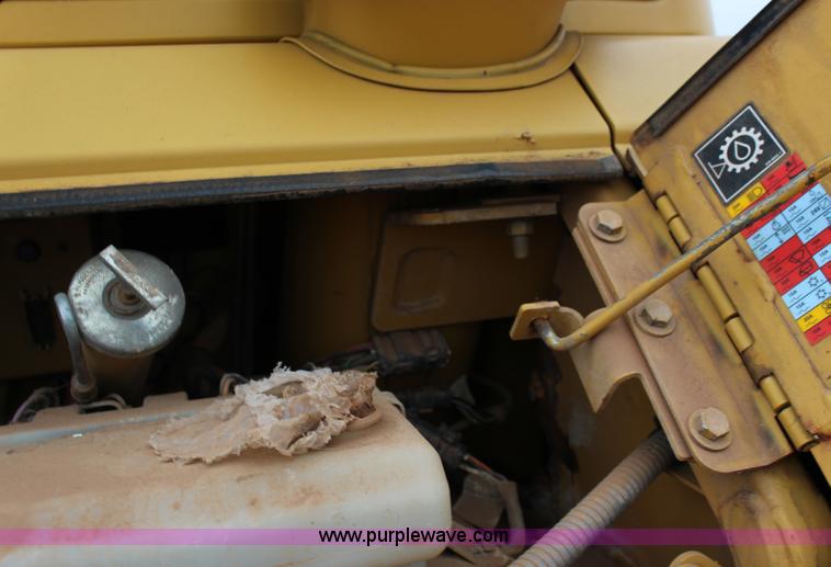 image for item F7563 2005 Caterpillar D6N LGP dozer