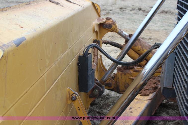 image for item F7625 2006 John Deere 850J dozer