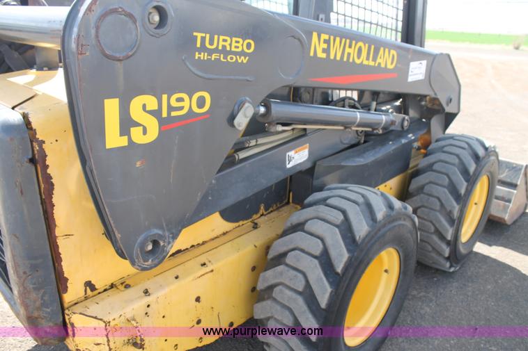 image for item H1547 2005 New Holland LS190 skid steer