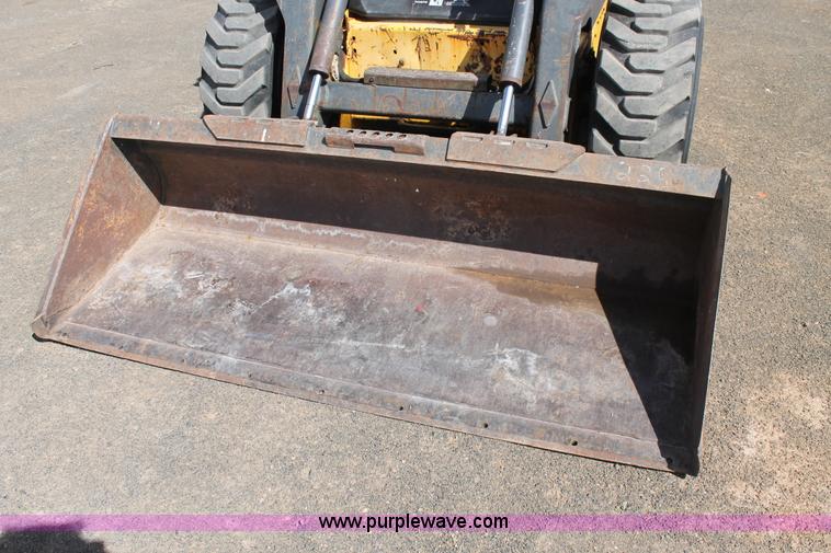 image for item H1547 2005 New Holland LS190 skid steer