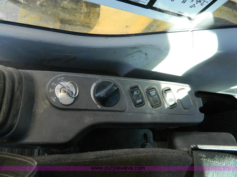 image for item H2273 2003 Komatsu PC200LC-7 excavator