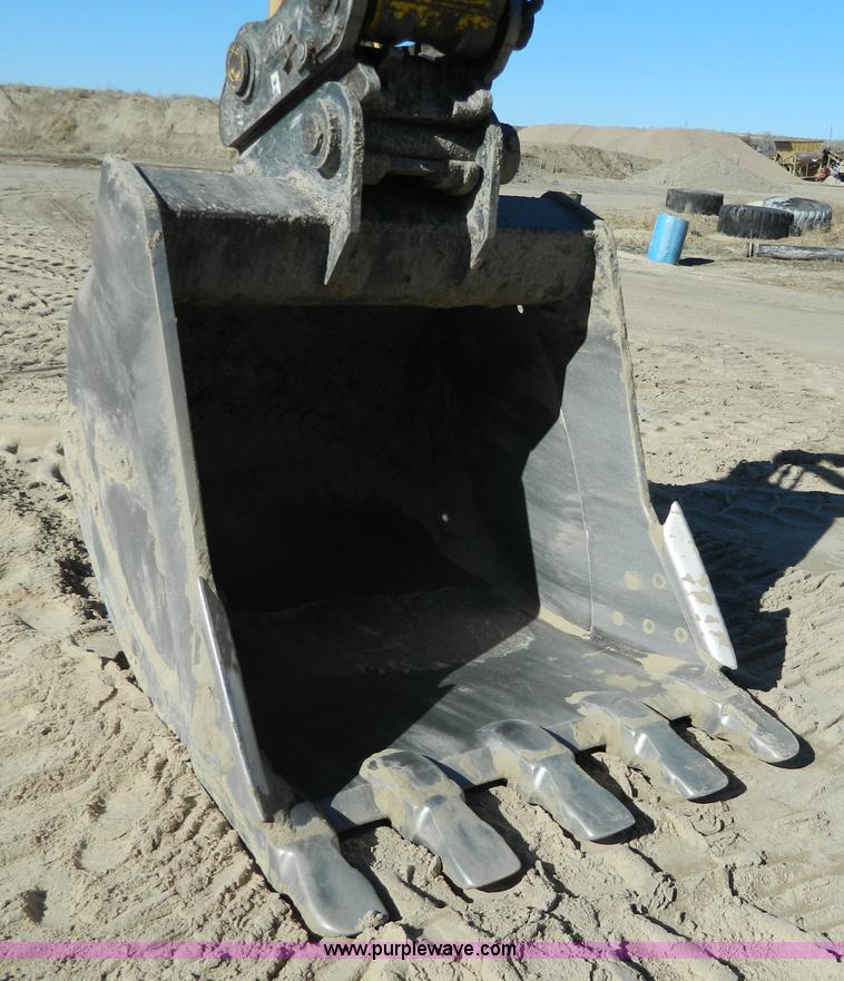 image for item H2273 2003 Komatsu PC200LC-7 excavator