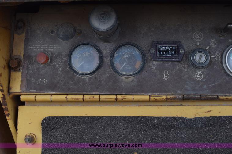 image for item H5238 1993 Case 550E dozer