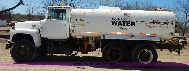 image for item H7908 1978 Ford 9000 water truck