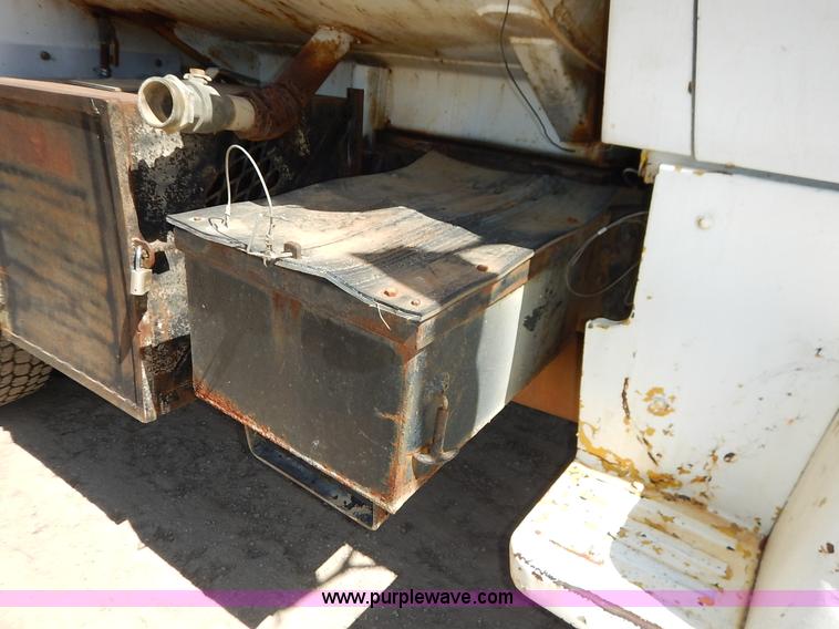 image for item H7908 1978 Ford 9000 water truck