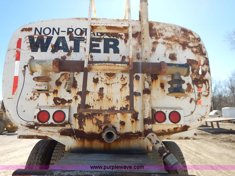 image for item H7908 1978 Ford 9000 water truck