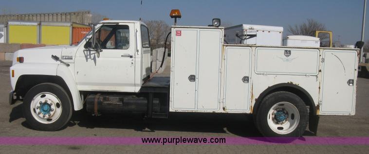 image for item H8722 1994 Ford F700 service truck