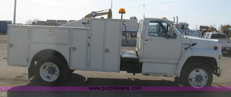 image for item H8722 1994 Ford F700 service truck
