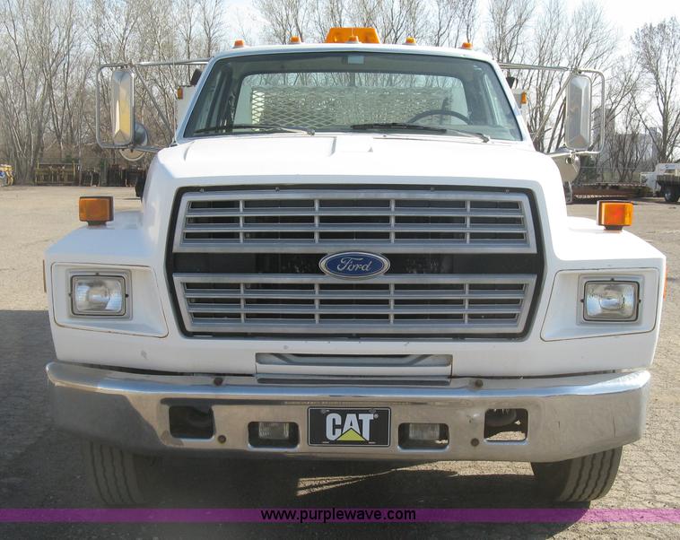 image for item H8722 1994 Ford F700 service truck