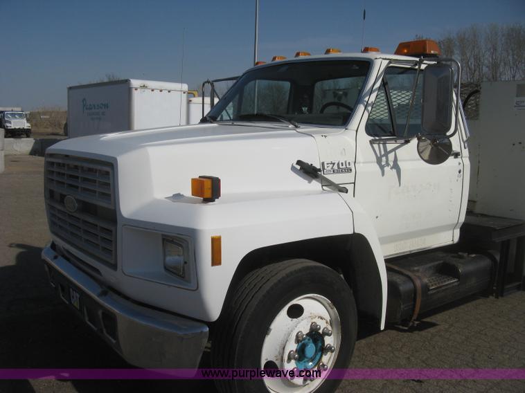 image for item H8722 1994 Ford F700 service truck